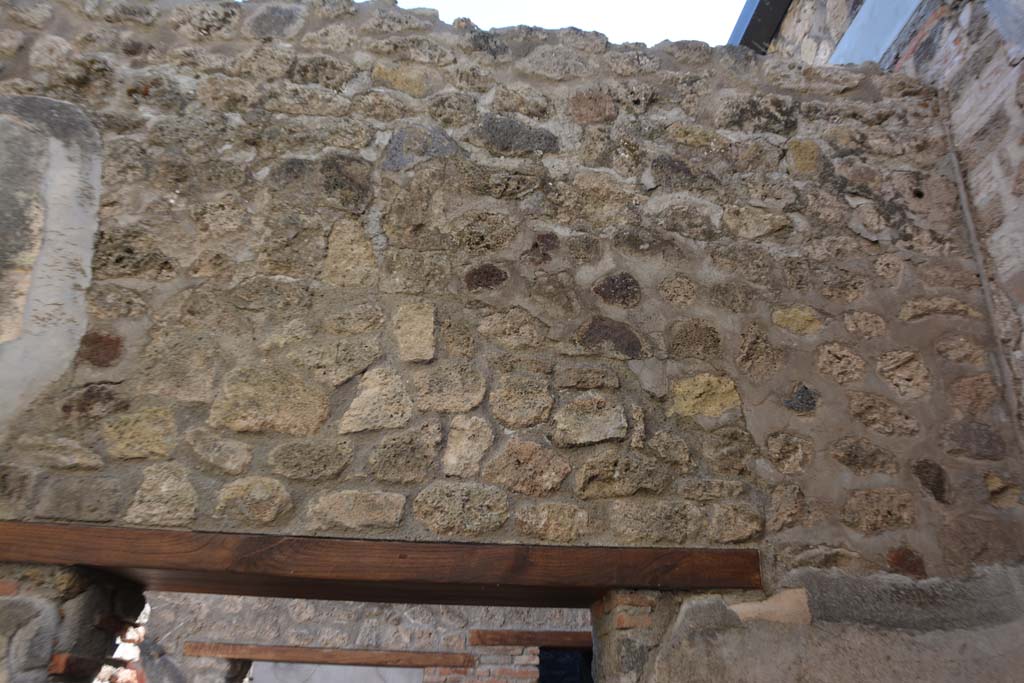 IX.5.6 Pompeii. May 2017. Room o, upper west wall above doorway. 
Foto Christian Beck, ERC Grant 681269 DÉCOR.