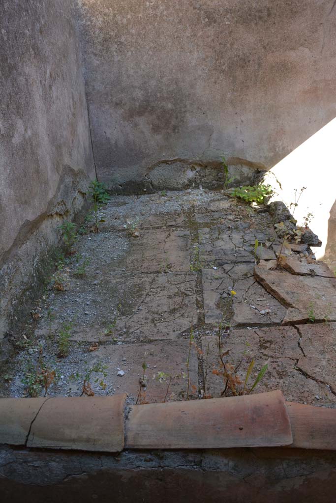IX.5.6 Pompeii. May 2017. 
Room p, looking south along hearth/bench towards south-east corner.
Foto Christian Beck, ERC Grant 681269 DÉCOR.