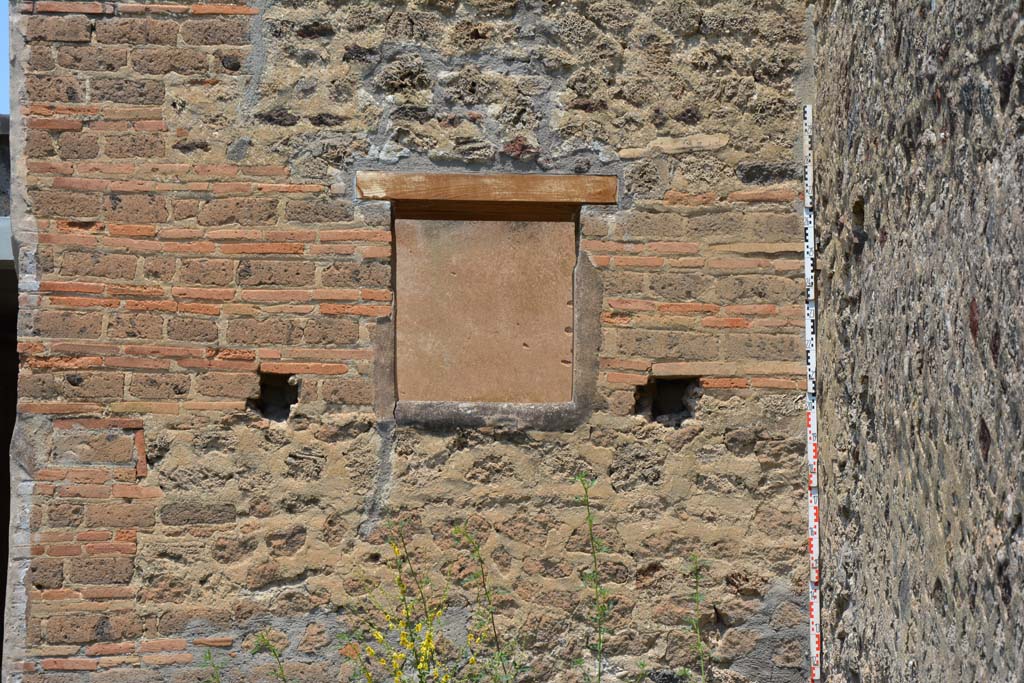 IX.5.6 Pompeii. May 2017. Room u, looking north to exterior wall of room p, with square window.
Foto Christian Beck, ERC Grant 681269 DÉCOR.