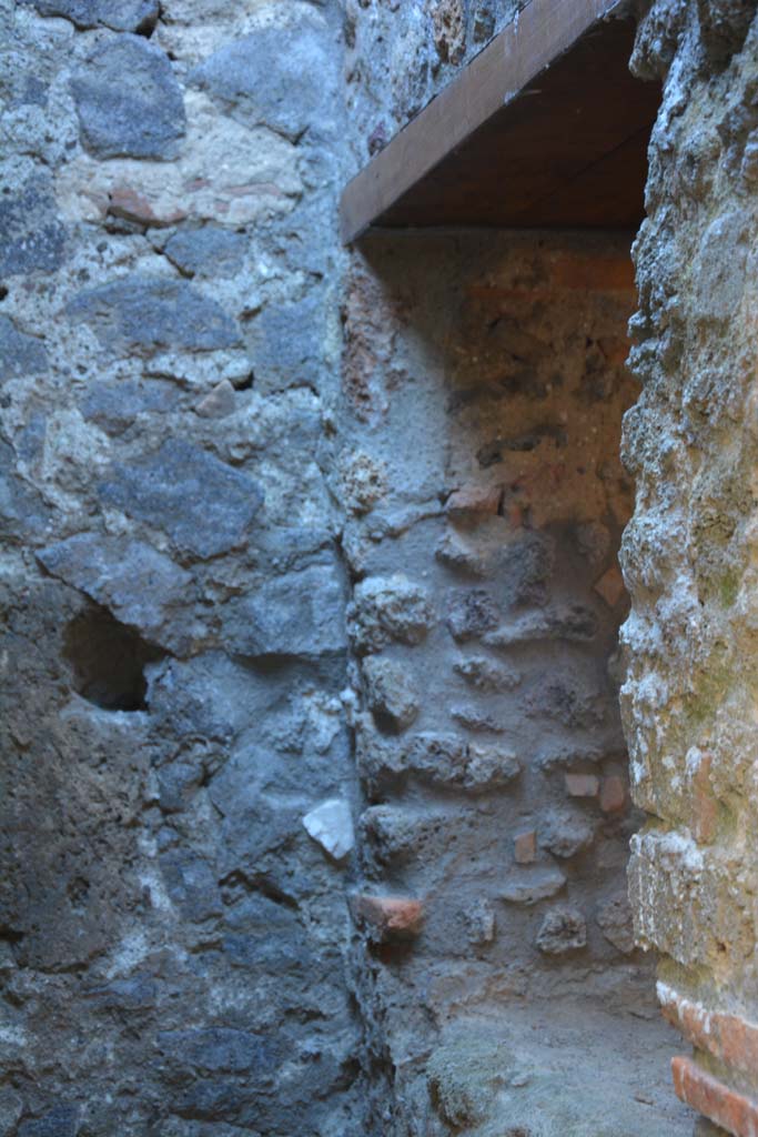 IX.5.6 Pompeii. May 2017. 
Room v, north-west corner and window to room m, in north wall.
Foto Christian Beck, ERC Grant 681269 DÉCOR.
