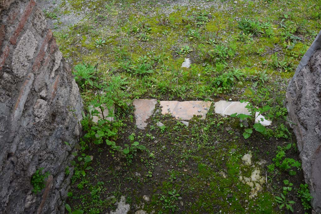 IX.5.6 Pompeii. March 2017. Room v, looking east through doorway towards threshold. 
Foto Christian Beck, ERC Grant 681269 DÉCOR.