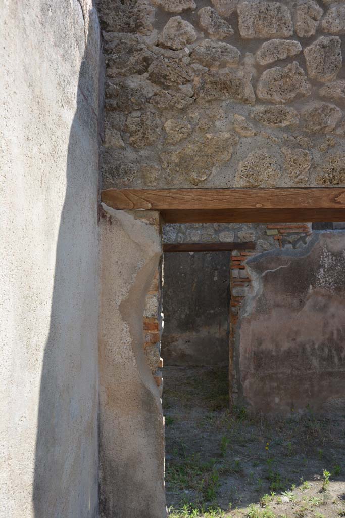 IX.5.6 Pompeii. May 2017. Room r, upper east wall in north-east corner. 
Foto Christian Beck, ERC Grant 681269 DÉCOR.