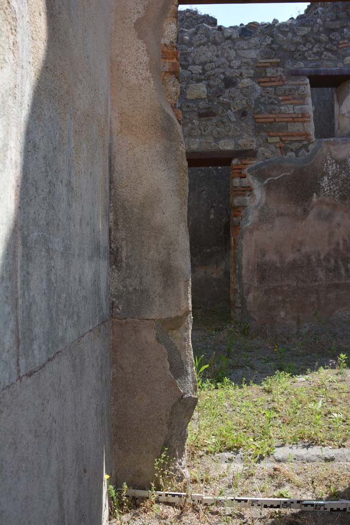 IX.5.6 Pompeii. May 2017. Room r, lower east wall in north-east corner and doorway.
Foto Christian Beck, ERC Grant 681269 DÉCOR.