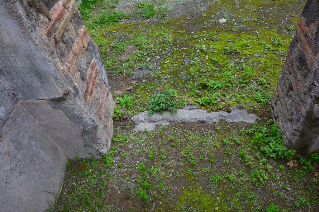 IX.5.6 Pompeii. March 2017. Room r, looking west towards doorway threshold. 
Foto Christian Beck, ERC Grant 681269 DÉCOR.