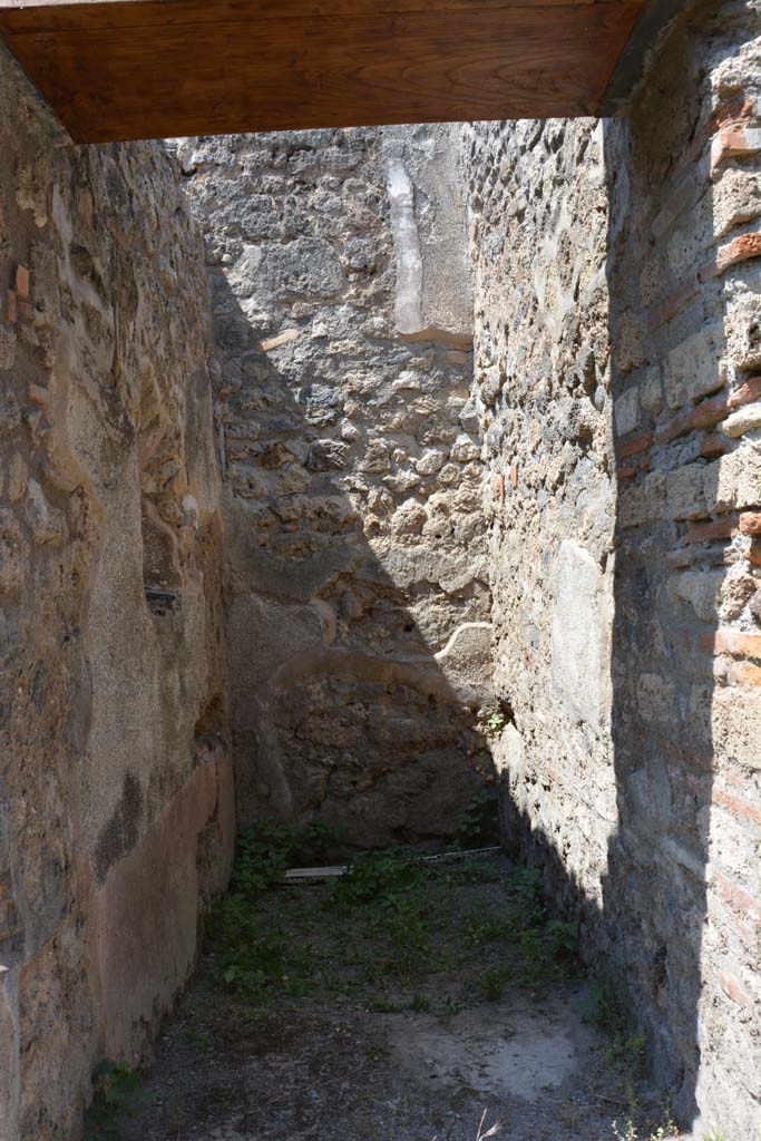 IX.5.6 Pompeii. May 2017. Room t, looking west through doorway.
Foto Christian Beck, ERC Grant 681269 DÉCOR.