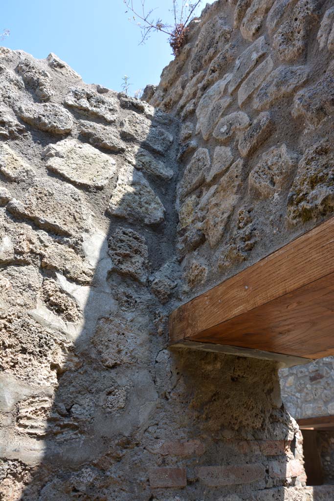 IX.5.6 Pompeii. May 2017. Room t, upper north-east corner above doorway.
Foto Christian Beck, ERC Grant 681269 DÉCOR.