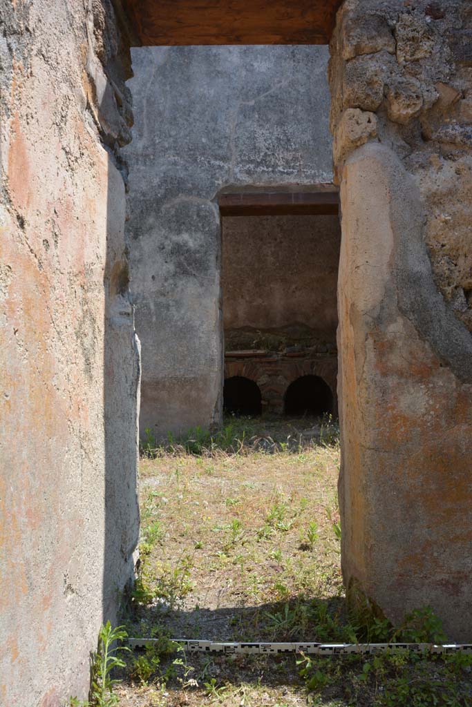 IX.5.6 Pompeii. May 2017. Room s, looking east through doorway.
Foto Christian Beck, ERC Grant 681269 DÉCOR.