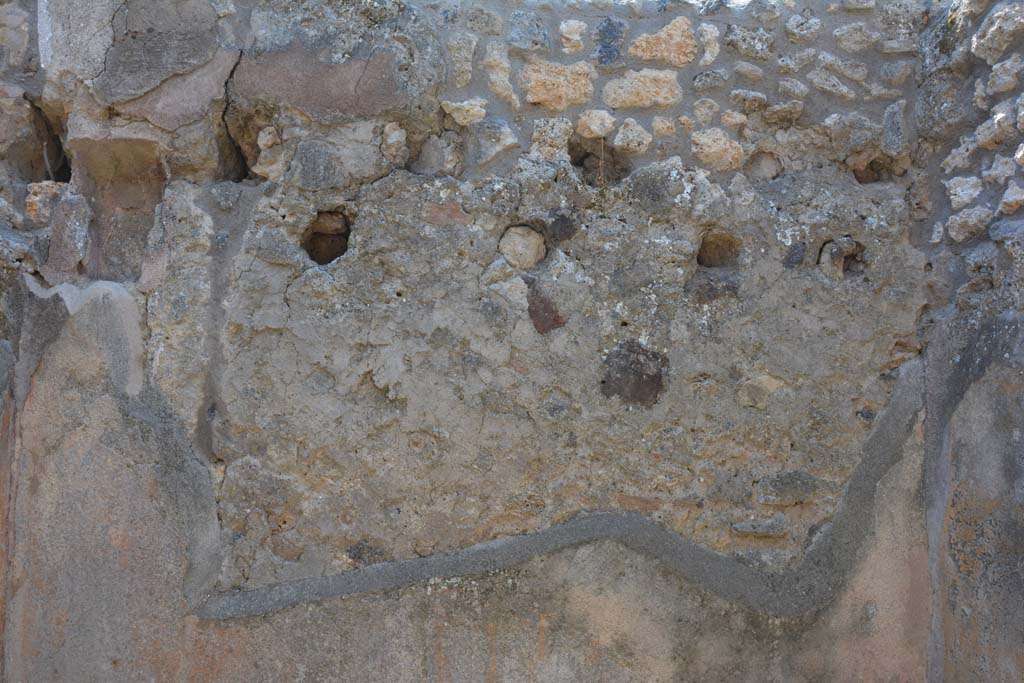 IX.5.6 Pompeii. May 2017. Room s, south wall with holes for support beams for an upper floor.
Foto Christian Beck, ERC Grant 681269 DÉCOR.