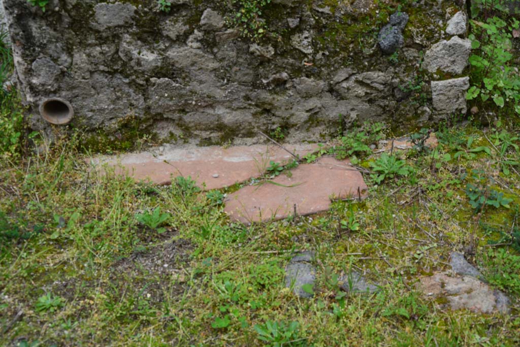 IX.5.6 Pompeii. March 2017. Room u, detail from lower front of masonry basin.  
Foto Christian Beck, ERC Grant 681269 DÉCOR.