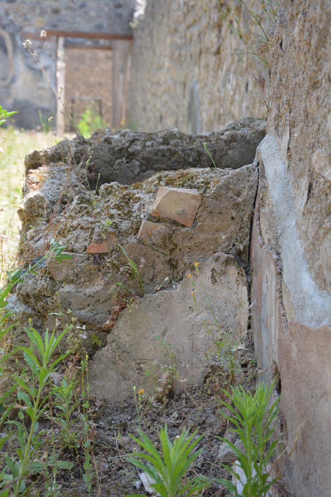IX.5.6 Pompeii. May 2017. 
Room u, looking south from north side of masonry basin along west wall towards doorway into IX.5.17.
Foto Christian Beck, ERC Grant 681269 DÉCOR.