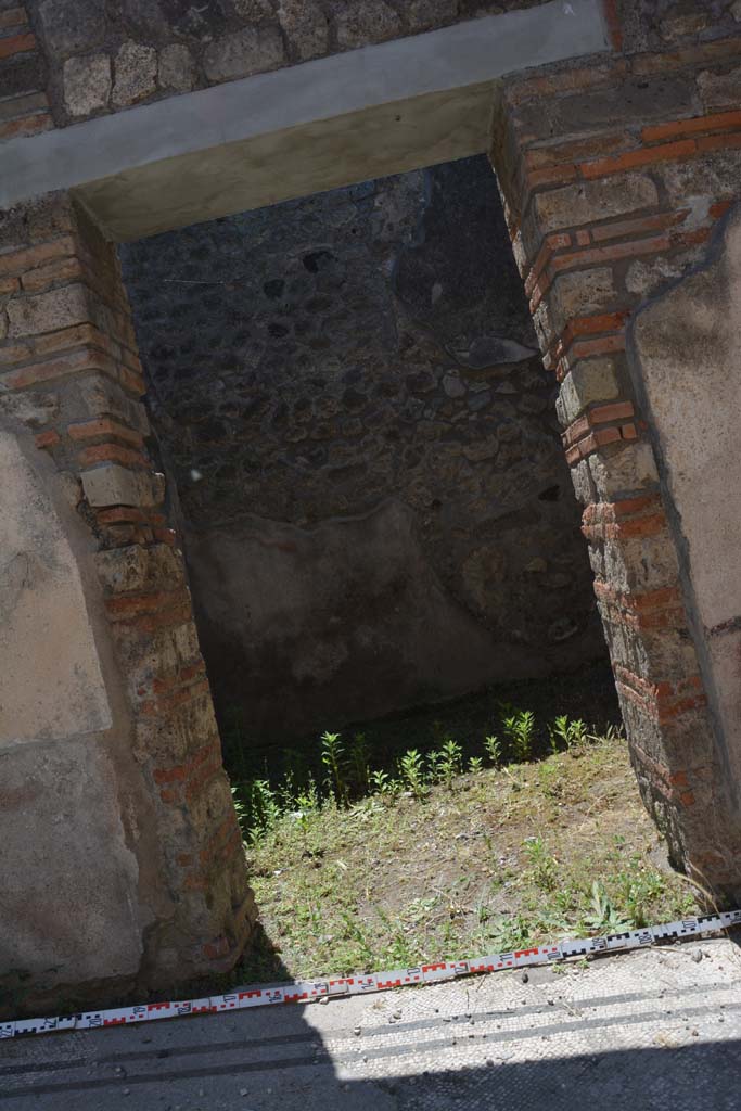IX.5.6 Pompeii. May 2017. Room b, looking west through doorway.
Foto Christian Beck, ERC Grant 681269 DÉCOR.
