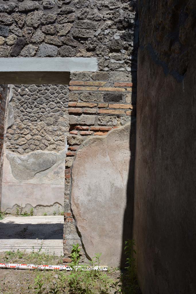 IX.5.6 Pompeii. May 2017. 
Room b, interior east wall in south-east corner, on south side of doorway to entrance corridor.
Foto Christian Beck, ERC Grant 681269 DÉCOR.
According to PPM –
This room was covered with simple cocciopesto, and was identified as a room for servants.
See Carratelli, G. P., 1990-2003. Pompei: Pitture e Mosaici. IX. (9). Roma: Istituto della enciclopedia italiana, (p. 411, no.13).