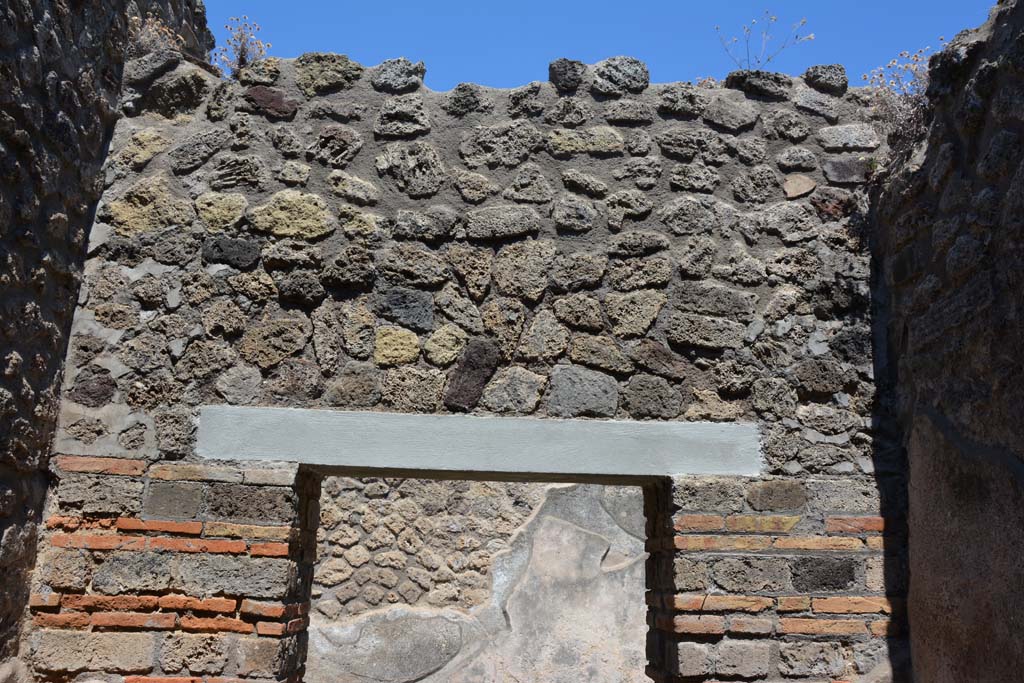 IX.5.6 Pompeii. May 2017. Room b, upper east wall above doorway.
Foto Christian Beck, ERC Grant 681269 DÉCOR.