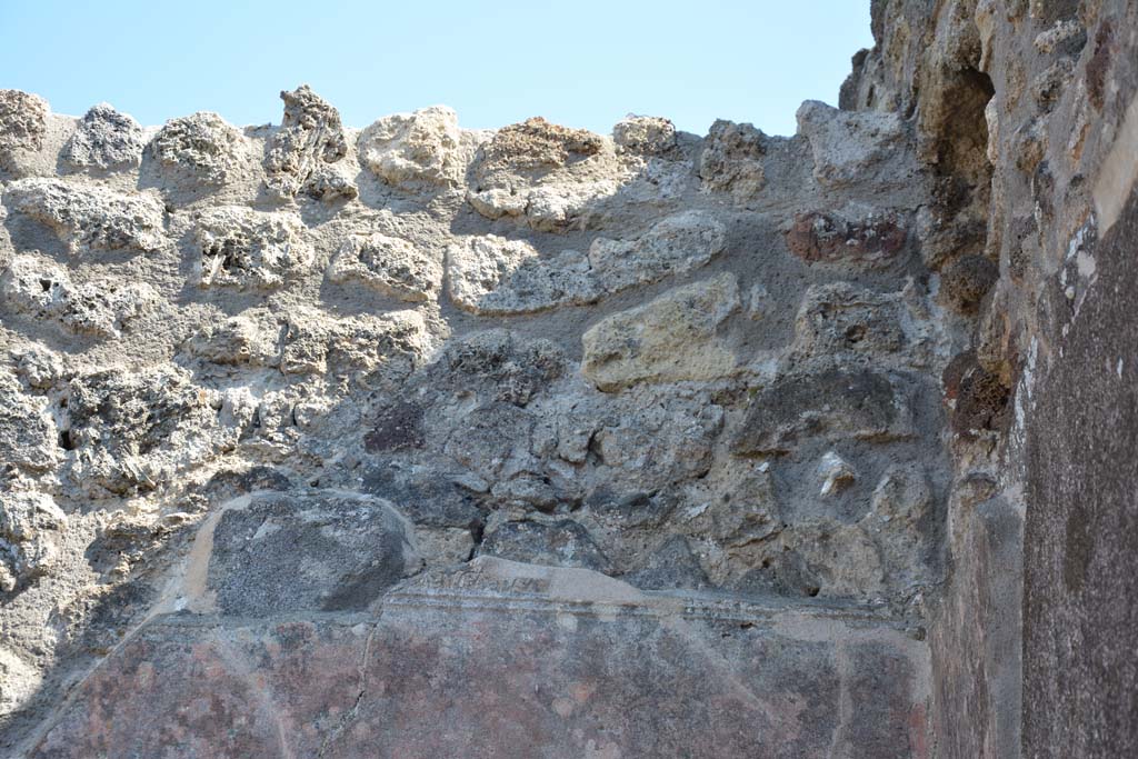 IX.5.6 Pompeii. May 2017. West ala d, stucco decoration remaining on upper south wall in south-west corner.
Foto Christian Beck, ERC Grant 681269 DÉCOR.