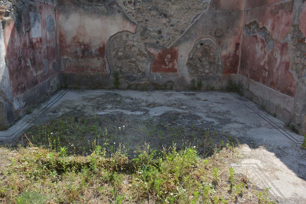 IX.5.6 Pompeii. May 2017. West ala d, looking west across impluvium in atrium towards flooring in ala d.
Foto Christian Beck, ERC Grant 681269 DÉCOR.