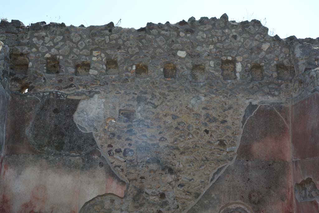 IX.5.6 Pompeii. May 2017. West ala d, upper west wall with holes for support beams for an upper floor.
Foto Christian Beck, ERC Grant 681269 DÉCOR.
