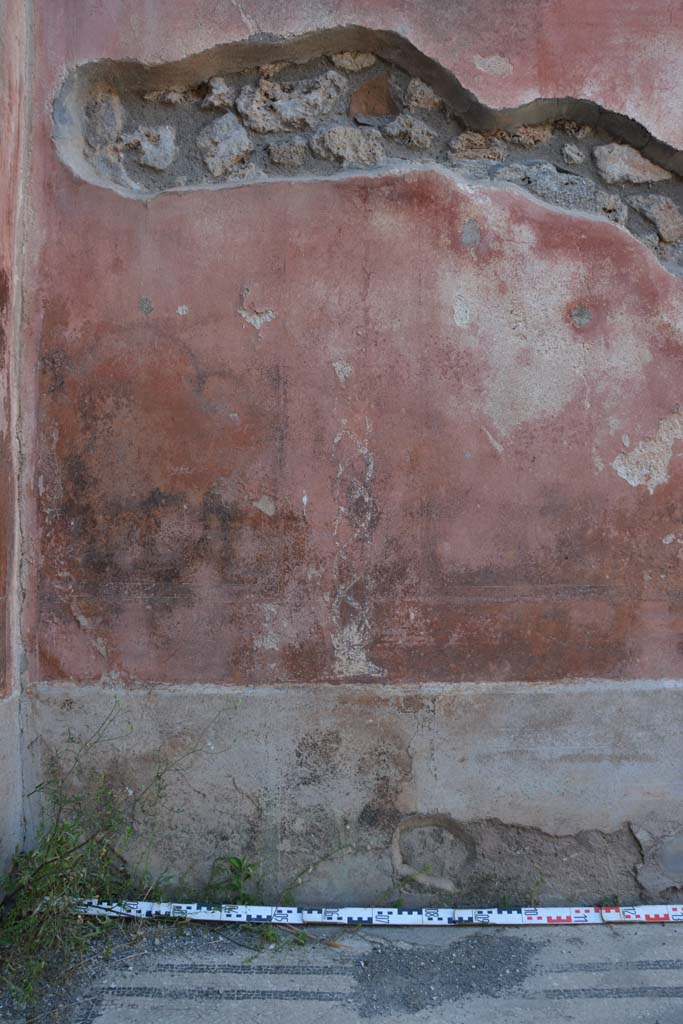 IX.5.6 Pompeii. May 2017. 
West ala d, north wall at west end, painted twisted candelabra decoration separating panels.
There was another one at the east end separating the panels there.
Foto Christian Beck, ERC Grant 681269 DÉCOR.
According to PPM –
these twisted candelabra were painted across the middle zone and consisted of spirals of different colours, one blue, one green and a yellow.
See Carratelli, G. P., 1990-2003. Pompei: Pitture e Mosaici. IX. (9). Roma: Istituto della enciclopedia italiana, p. 414. Nos 21-22).