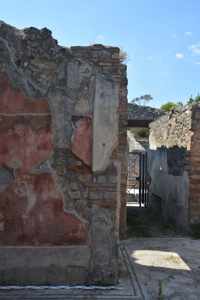 IX.5.6 Pompeii. May 2017. 
West ala d, east end of north wall joining to atrium, looking north to entrance corridor and doorway.
Foto Christian Beck, ERC Grant 681269 DÉCOR.