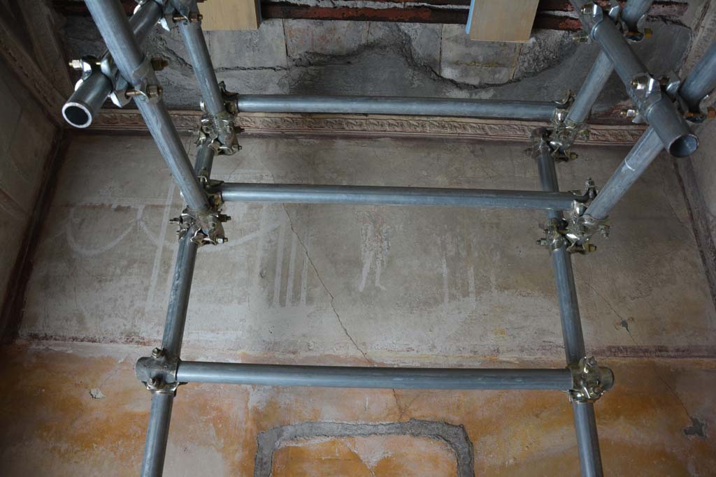 IX.5.6 Pompeii. May 2017. Room h, detail from white upper south wall with a painted masculine figure. 
Foto Christian Beck, ERC Grant 681269 DÉCOR.