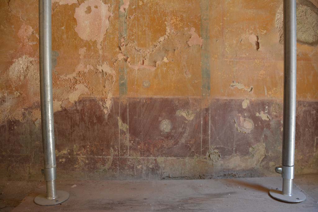 IX.5.6 Pompeii. May 2017. Room h, purple zoccolo on north wall, with painted plate, in centre. 
Foto Christian Beck, ERC Grant 681269 DÉCOR.