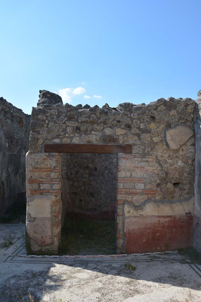 IX.5.6 Pompeii. May 2017. 
Looking north in east ala e, towards north wall with doorway to room f.
Foto Christian Beck, ERC Grant 681269 DÉCOR.