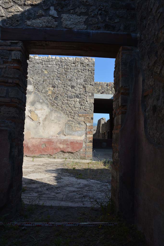 IX.5.6 Pompeii. May 2017. Room f, doorway in south wall into east ala e. 
Foto Christian Beck, ERC Grant 681269 DÉCOR.