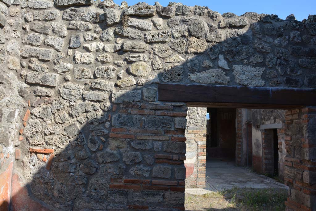IX.5.6 Pompeii. May 2017. Room f, upper south wall at east end.
Foto Christian Beck, ERC Grant 681269 DÉCOR.