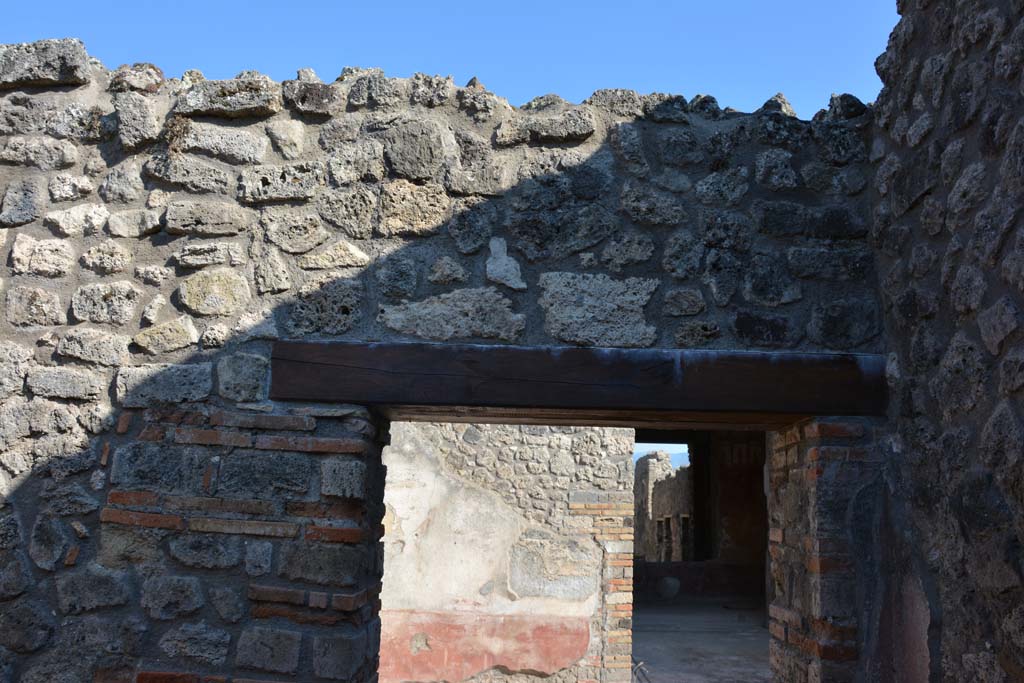 IX.5.6 Pompeii. May 2017. Room f, upper south wall above doorway to east ala e. 
Foto Christian Beck, ERC Grant 681269 DÉCOR.