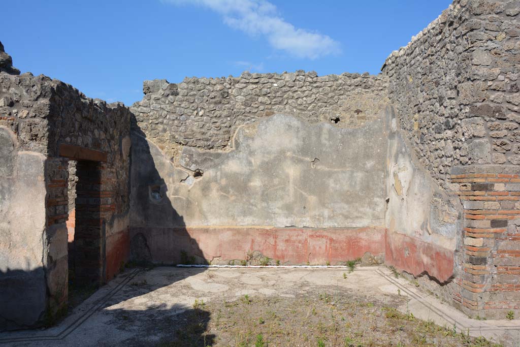 IX.5.6 Pompeii. May 2017. East ala e, looking towards east wall from atrium. 
The doorway to room f, is on the left (north side).
Foto Christian Beck, ERC Grant 681269 DÉCOR.