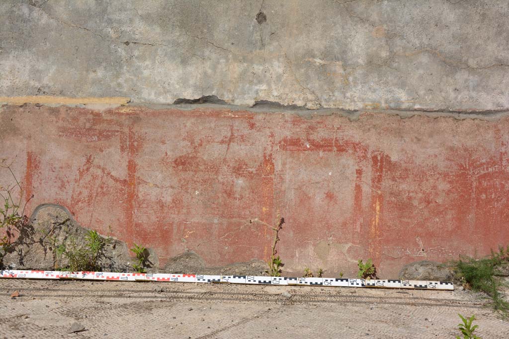 IX.5.6 Pompeii. May 2017. East ala e, continuation of zoccolo of east wall. 
Foto Christian Beck, ERC Grant 681269 DÉCOR.