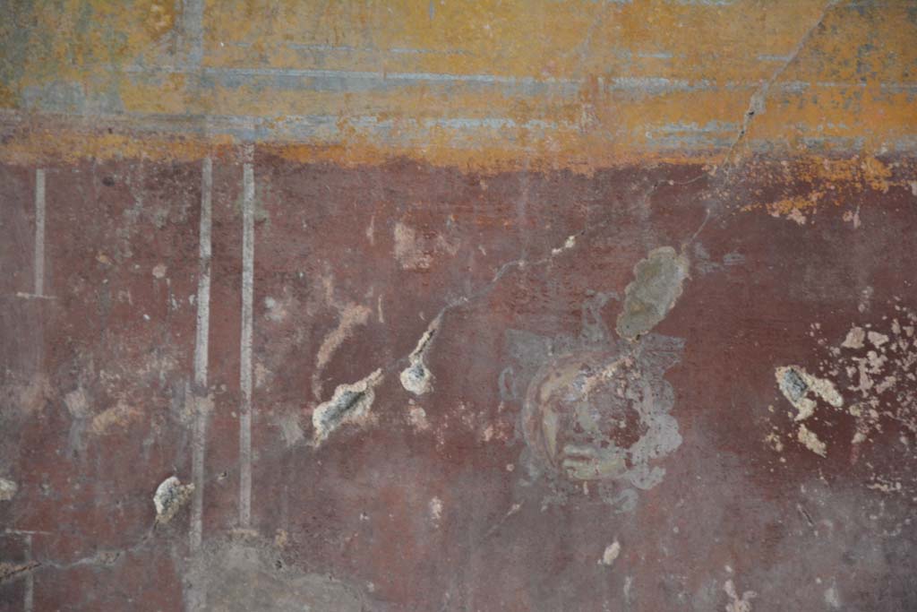 IX.5.6 Pompeii. May 2017. Room g, detail of face/mask from centre of zoccolo on east wall. 
Foto Christian Beck, ERC Grant 681269 DÉCOR.