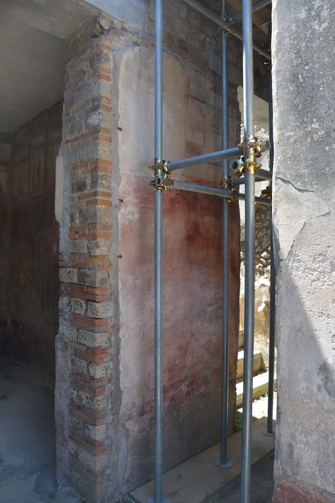 IX.5.6 Pompeii. May 2017. 
Room k, (west side), looking towards south wall and south-west towards steps at f’.
The doorway to the tablinum is on the left. 
Foto Christian Beck, ERC Grant 681269 DÉCOR.