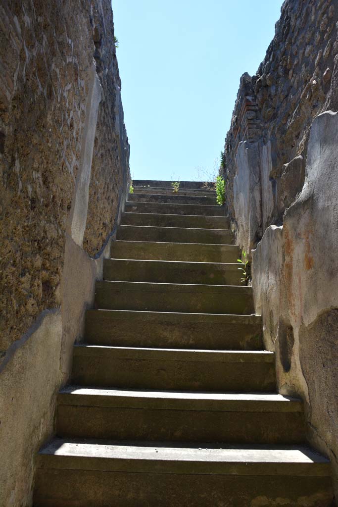 IX.5.6 Pompeii. May 2017. Room f’, steps to upper floor, looking south. 
Foto Christian Beck, ERC Grant 681269 DÉCOR.