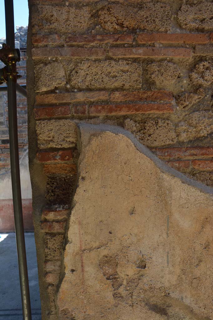 IX.5.6 Pompeii. May 2017. Room f’, east wall at base of steps. 
Foto Christian Beck, ERC Grant 681269 DÉCOR.