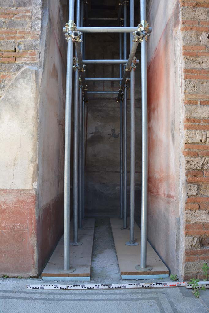 IX.5.6 Pompeii. May 2017. 
Room k, (east side), looking east along corridor on north-east side of tablinum, turning south to the rear of house.  
Foto Christian Beck, ERC Grant 681269 DÉCOR.