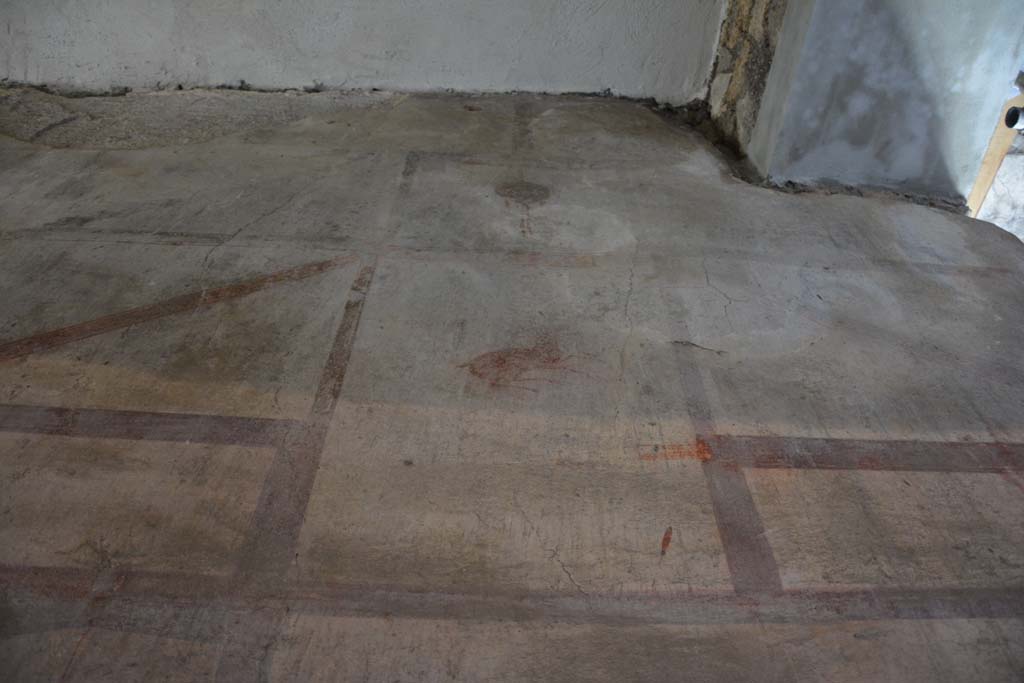 IX.5.6 Pompeii. May 2017. Room k’, upper west wall at north end. 
Foto Christian Beck, ERC Grant 681269 DÉCOR.
Repeated on the west wall was the same scheme as on the opposite east wall, consisting of a black zoccolo with panels and compartments containing painted plants. The middle zone of the wall was painted white and formed into simple panels with carpet border edging, and with painted masks.