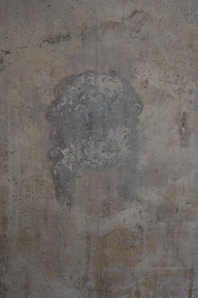 IX.5.6 Pompeii. May 2017. Room k’, 
North end of west wall, green female mask on a white background with red hair held with a white ribbon.
Foto Christian Beck, ERC Grant 681269 DÉCOR.