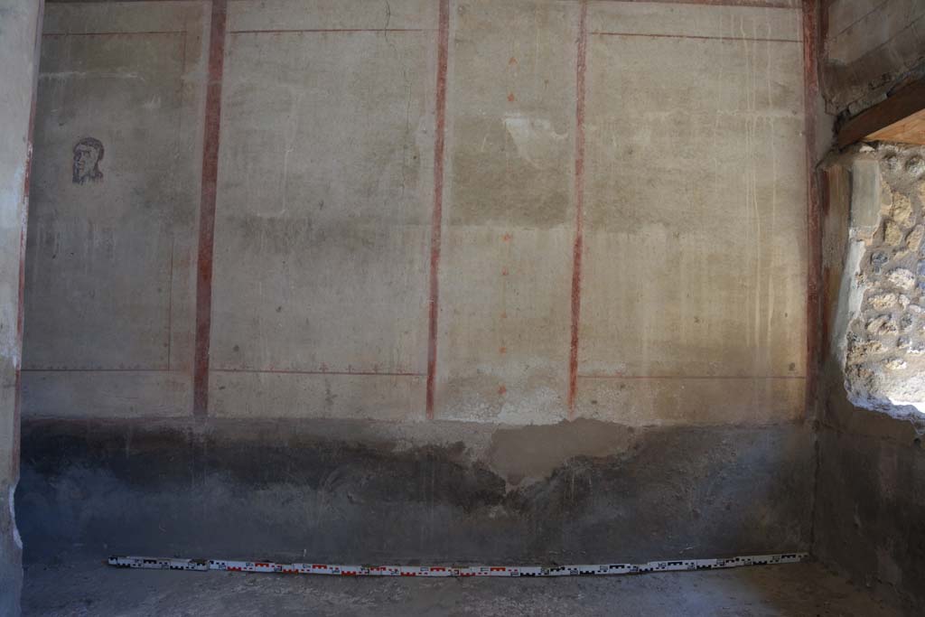 IX.5.6 Pompeii. May 2017. 
Room l (L), looking towards east wall at south end, with window in south-east corner, (also could be described as the east wall of room k’). 
Foto Christian Beck, ERC Grant 681269 DÉCOR.