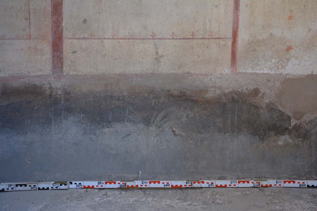 IX.5.6 Pompeii. May 2017. 
Room l (L), detail of zoccolo on east wall with painted plant, (also could be described as the east wall of room k’). 
Foto Christian Beck, ERC Grant 681269 DÉCOR.