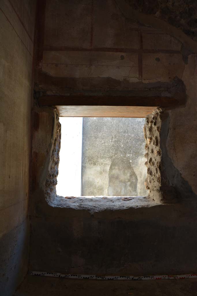 IX.5.6 Pompeii. May 2017. Room l (L), window in south wall in south-east corner. 
Foto Christian Beck, ERC Grant 681269 DÉCOR.