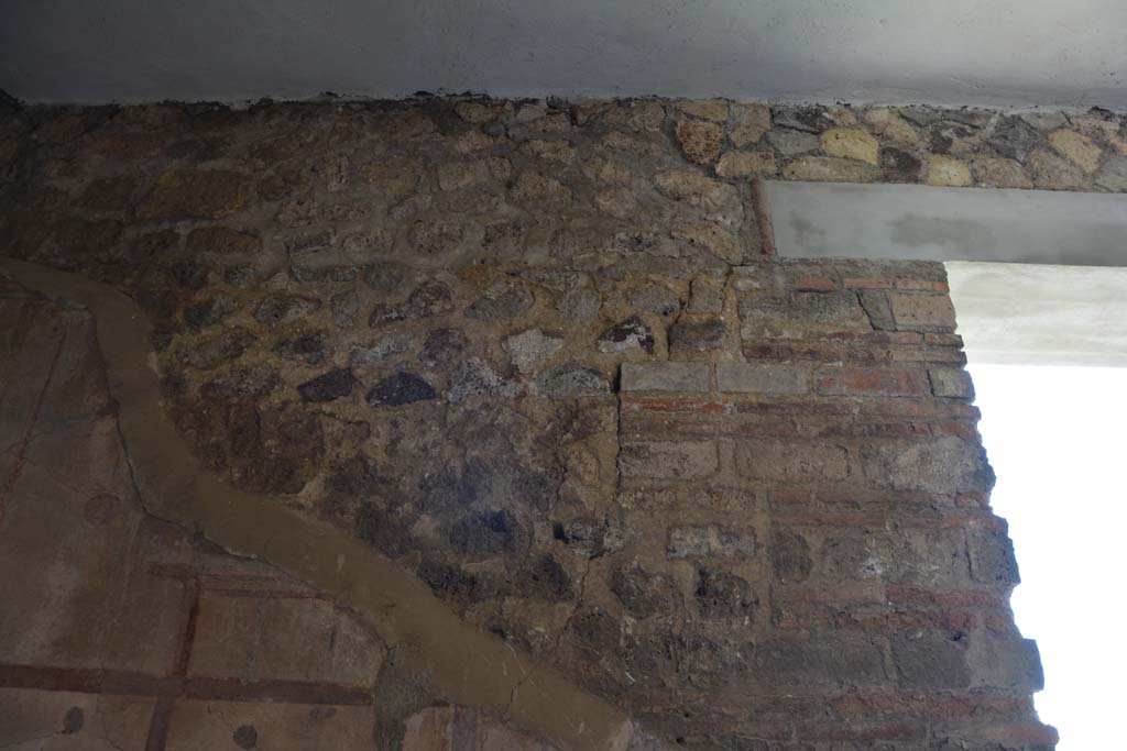 IX.5.6 Pompeii. May 2017. Room l (L), upper south wall between window and doorway (steps), on right.  
Foto Christian Beck, ERC Grant 681269 DÉCOR.