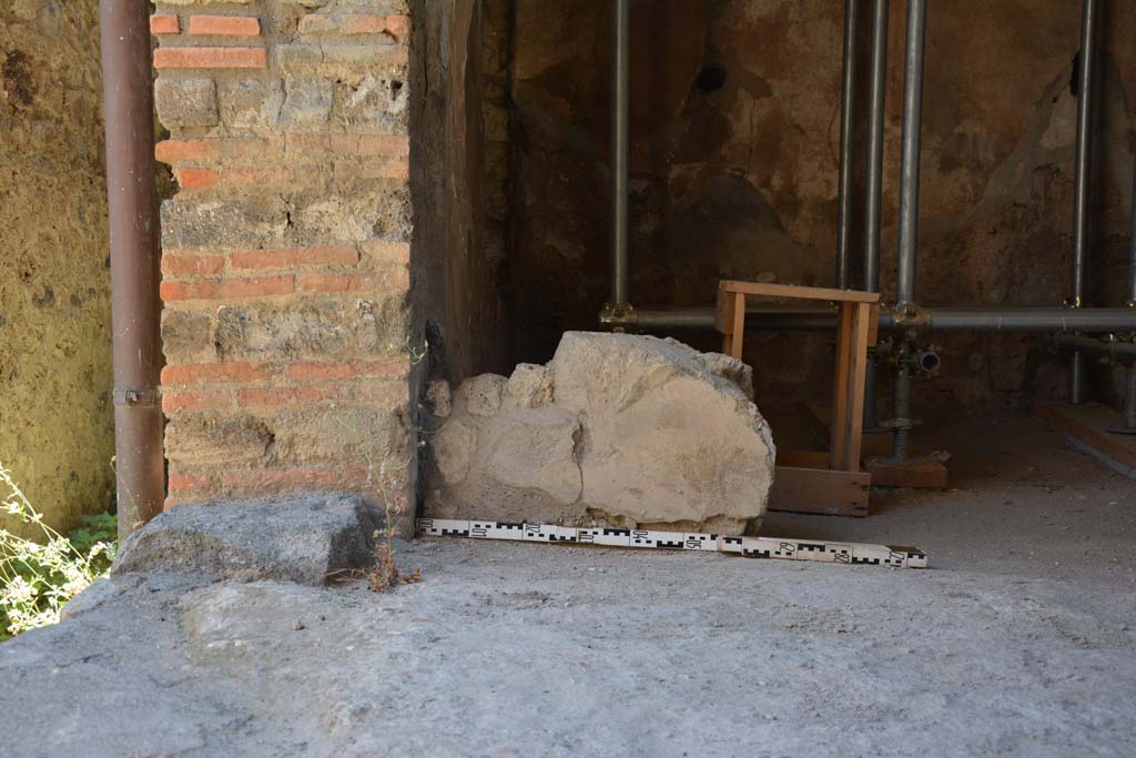 IX.5.6 Pompeii. May 2017. Room l (L), looking west across flooring towards west side of doorway to steps, and area m. 
Foto Christian Beck, ERC Grant 681269 DÉCOR.