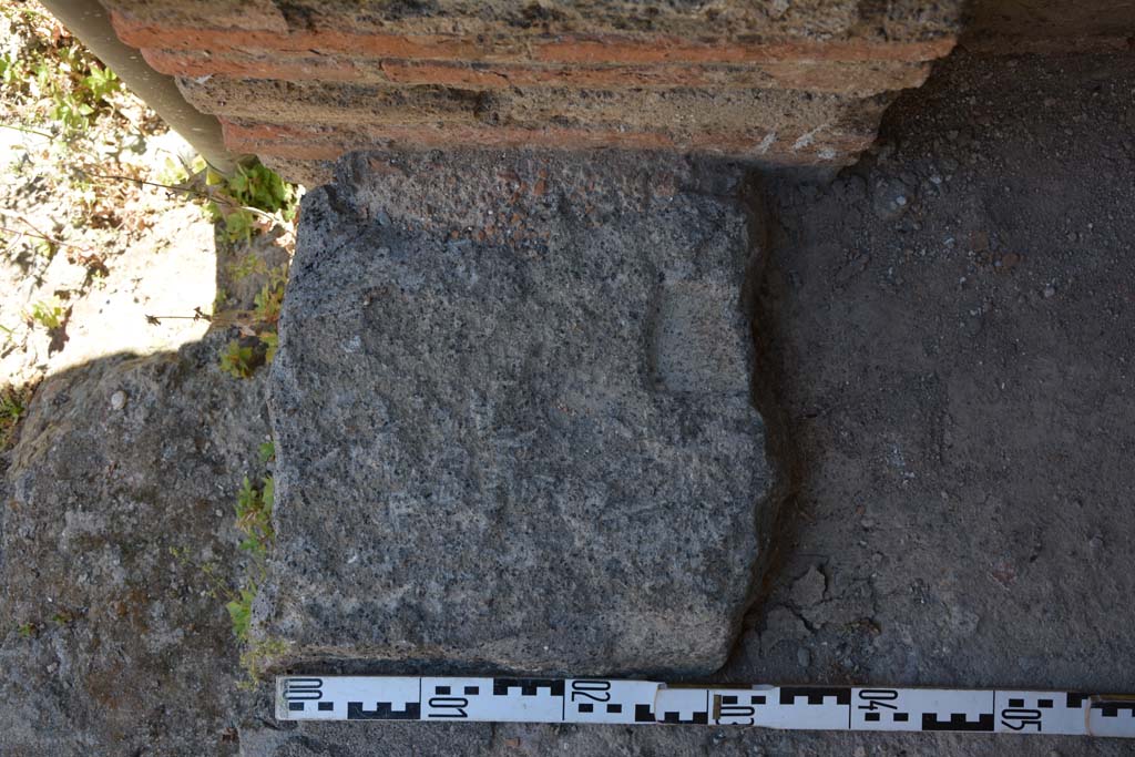IX.5.6 Pompeii. May 2017. Room l (L), doorway threshold at west side of doorway with steps. 
Foto Christian Beck, ERC Grant 681269 DÉCOR.