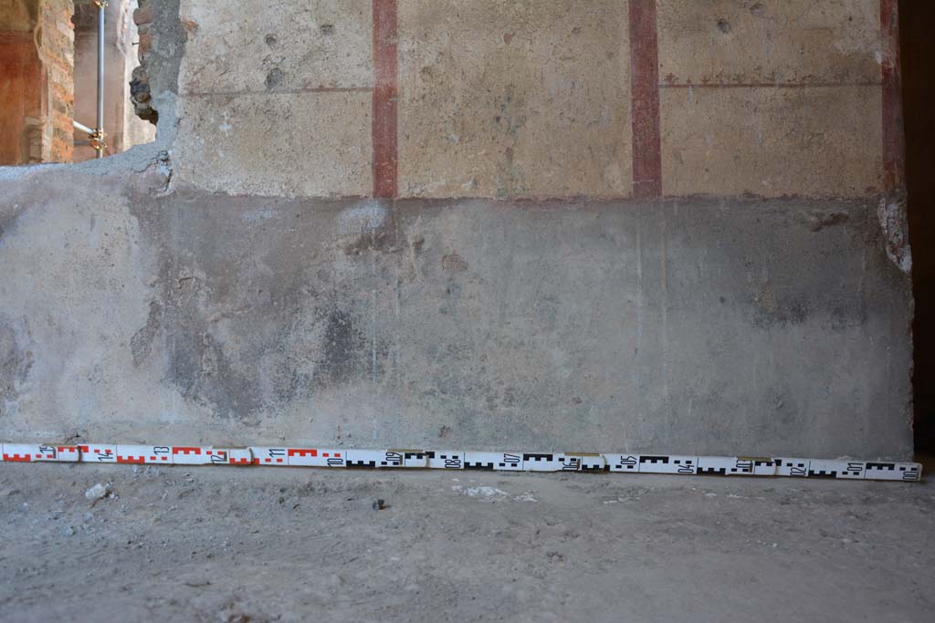 IX.5.6 Pompeii. May 2017. Room l (L), zoccolo on north wall at east end, with corridor, on right. 
Foto Christian Beck, ERC Grant 681269 DÉCOR.