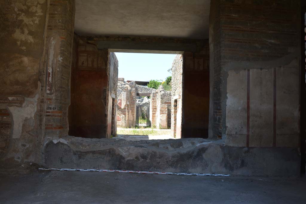 IX.5.6 Pompeii. May 2017. Room l (L), north wall, window into tablinum. 
Foto Christian Beck, ERC Grant 681269 DÉCOR.