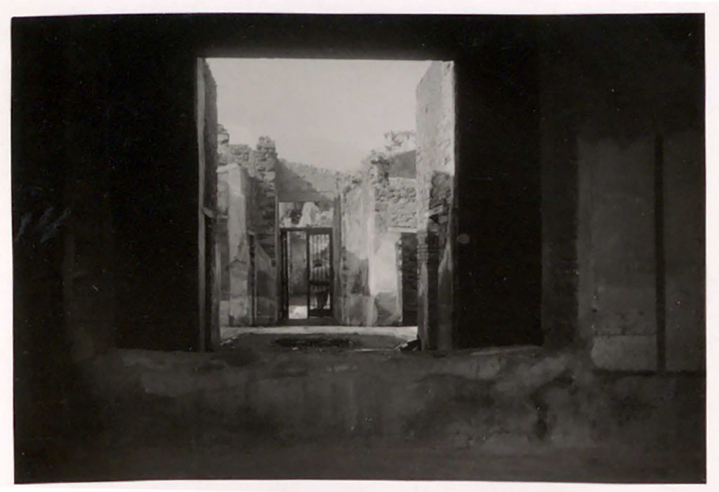 IX.5.6. Pompeii. Pre-1942. Looking north from tablinum across atrium to entrance doorway.
See Warscher, T. 1942. Catalogo illustrato degli affreschi del Museo Nazionale di Napoli. Sala LXXX. Vol.2. Rome, Swedish Institute.
DAIR 40.810.  Photo © Deutsches Archäologisches Institut, Abteilung Rom, Arkiv.