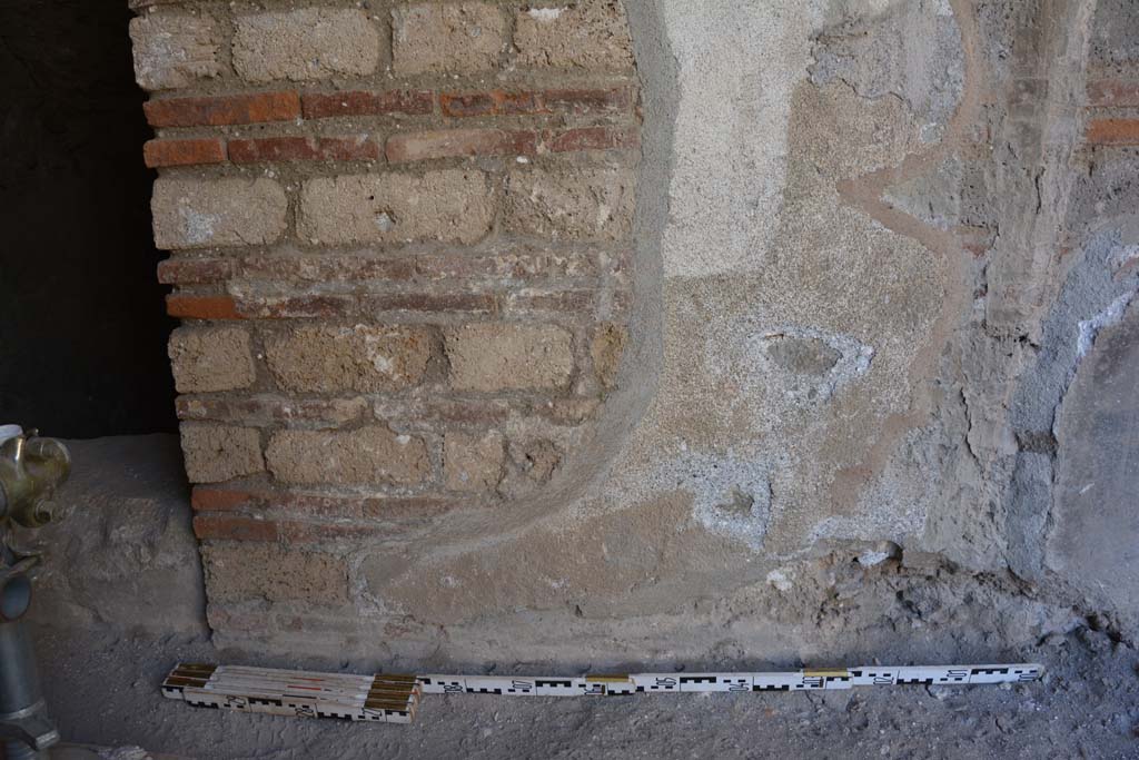 IX.5.6 Pompeii. May 2017. 
Room m, lower north wall between doorway to area under stairs, on left, and below window to tablinum, on right.
Foto Christian Beck, ERC Grant 681269 DÉCOR.