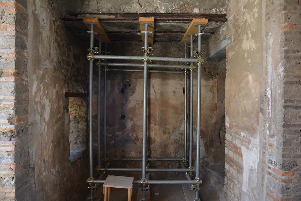 IX.5.6 Pompeii. May 2017. 
Room m, looking west from room l (L), with doorway to steps, on left, and window into tablinum, on right. 
Foto Christian Beck, ERC Grant 681269 DÉCOR.