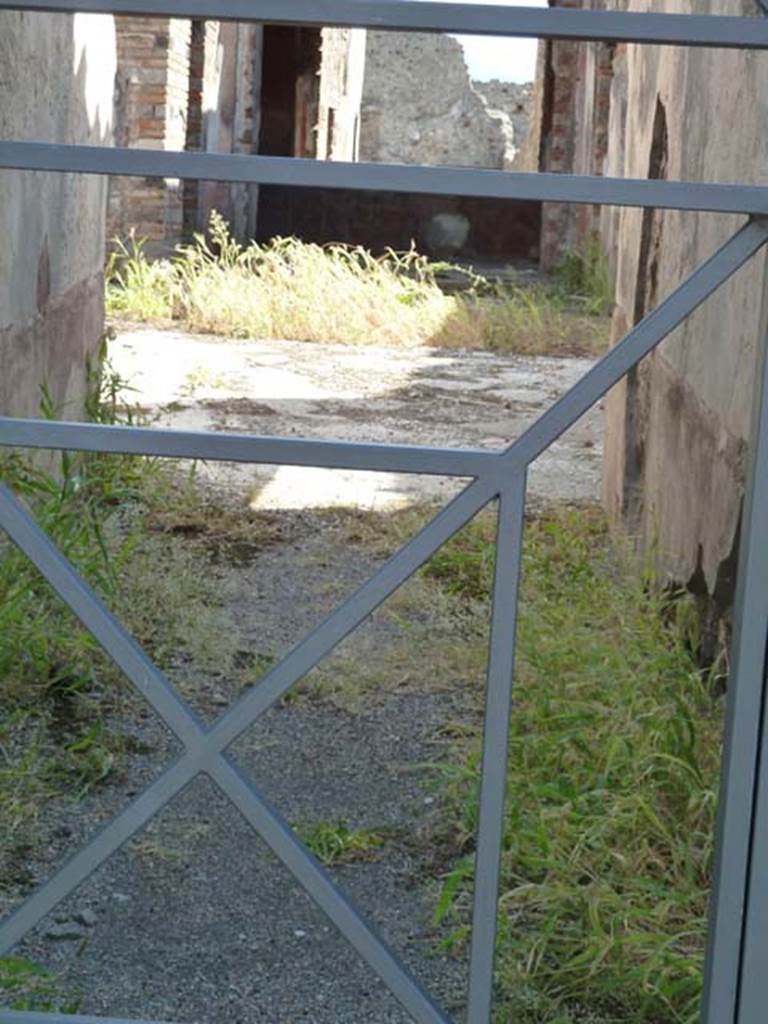 IX.5.6 Pompeii. September 2015. Looking south from entrance corridor.