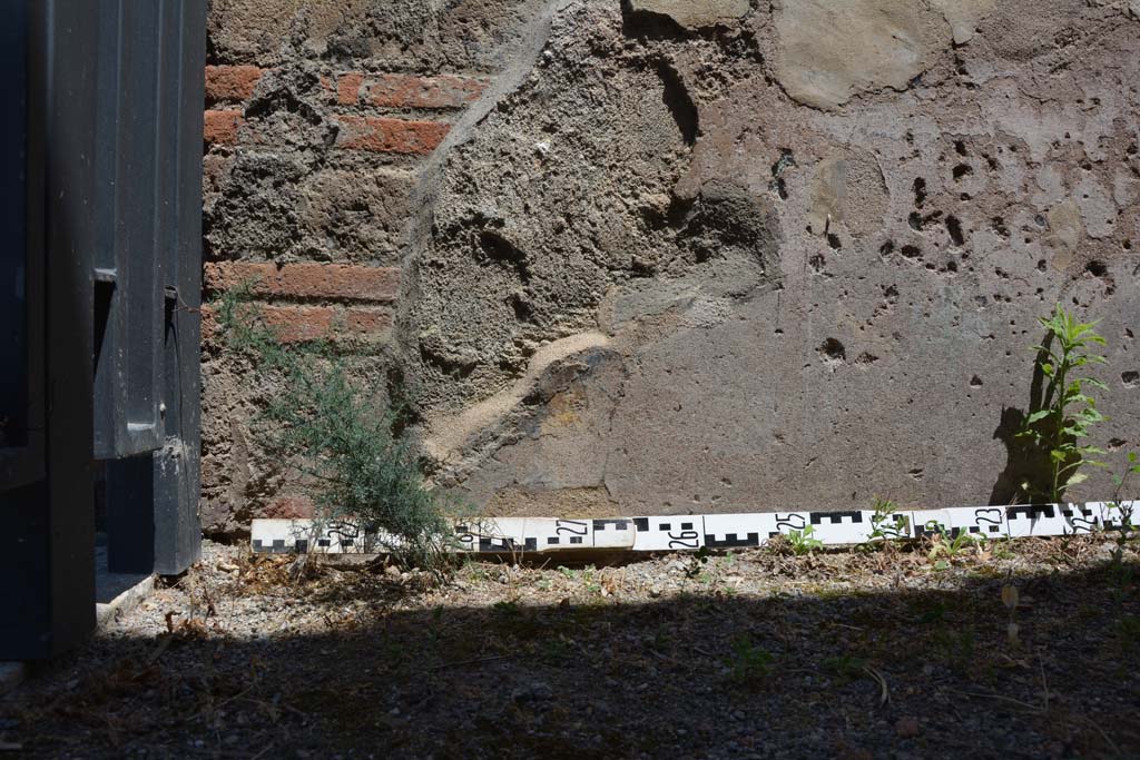 IX.5.6 Pompeii. May 2017. Room a, lower east wall at entrance doorway.
Foto Christian Beck, ERC Grant 681269 DÉCOR.